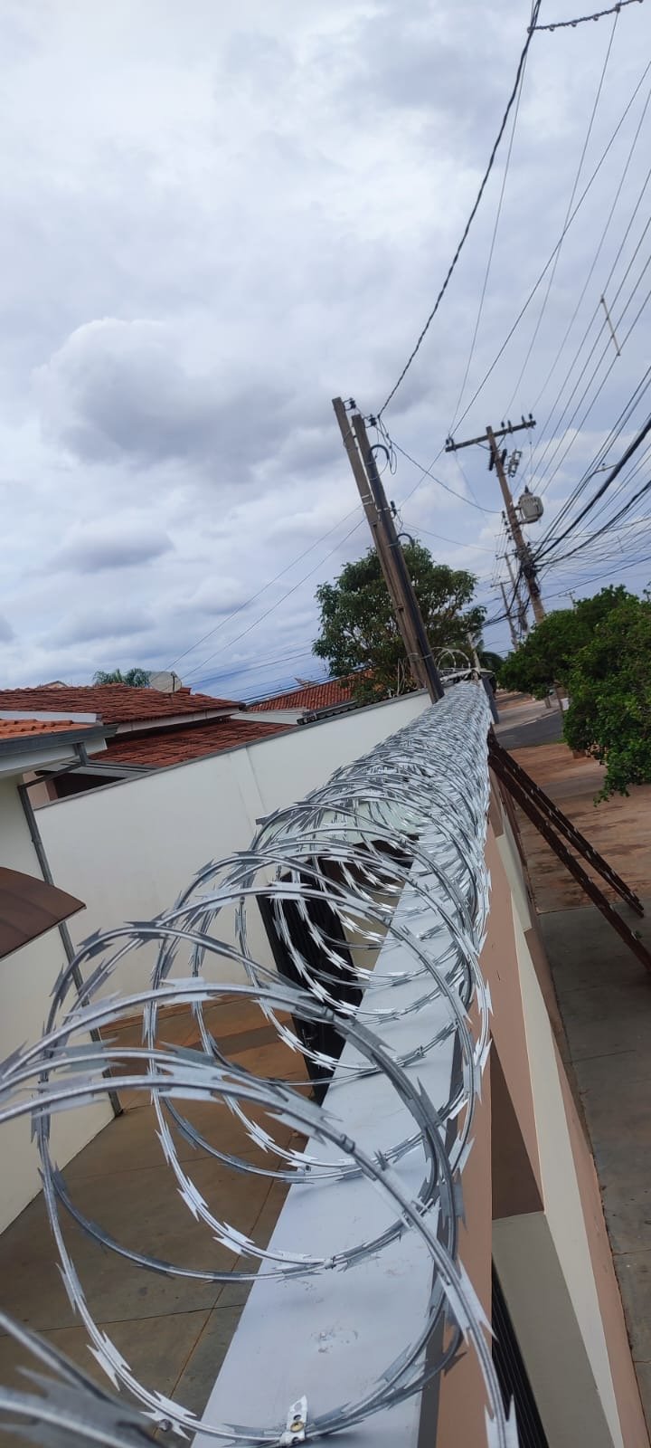 Concertina instalada em área comercial
