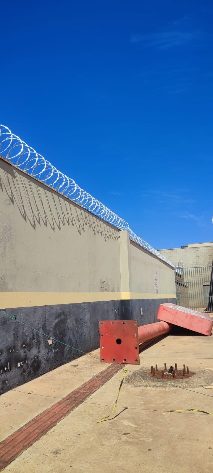 Concertina brilhante instalada em muro branco